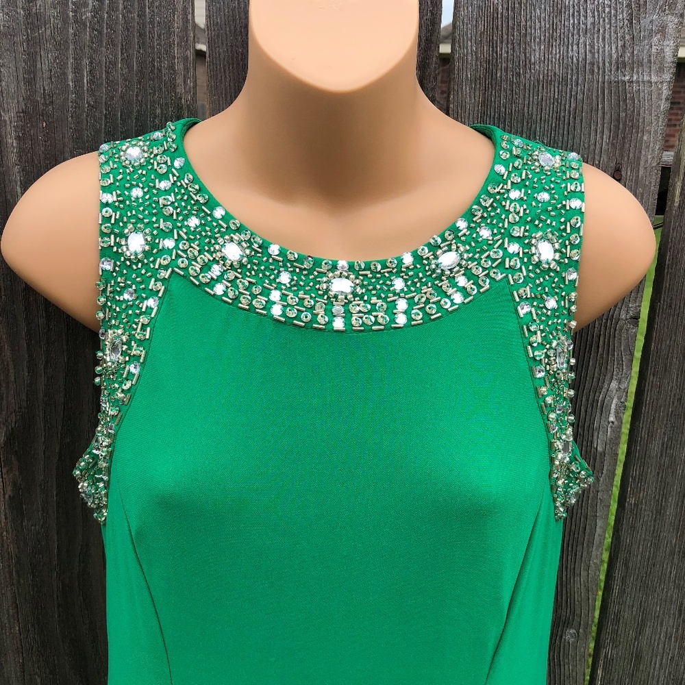 Ignite Evenings M Emerald Green Beaded Formal Gown - Picture 4 of 8